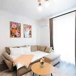 Soni Exclusive 299 Plaza With Free Private Parking & Self Check-in