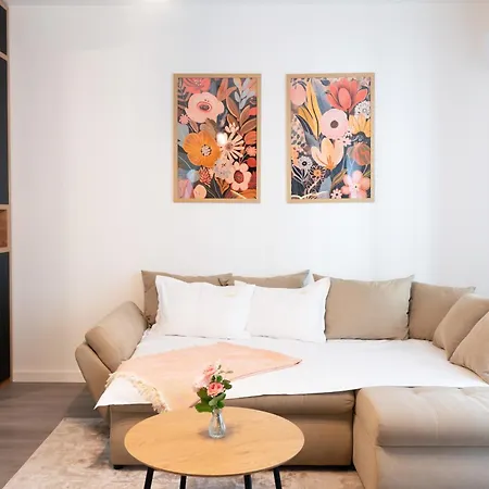 Soni Exclusive 299 Plaza With Free Private Parking & Self Check-in