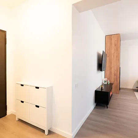 Soni Exclusive 299 Plaza With Free Private Parking & Self Check-in