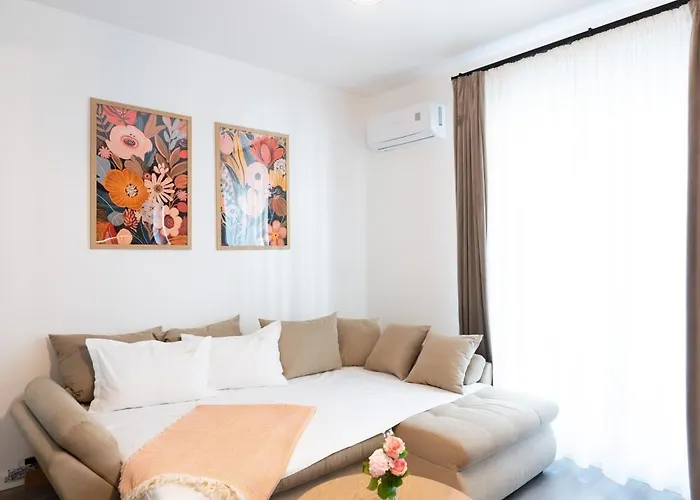 Soni Exclusive 299 Plaza With Free Private Parking & Self Check-in