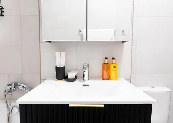 Soni Exclusive 299 Plaza With Free Private Parking & Self Check-in *