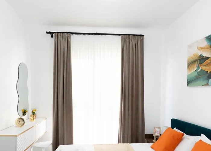 Soni Exclusive 299 Plaza With Free Private Parking & Self Check-in Daire *