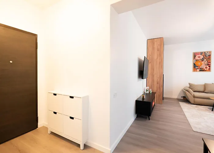 Soni Exclusive 299 Plaza With Free Private Parking & Self Check-in